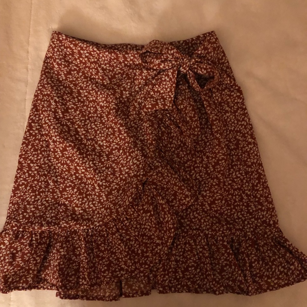Very pretty orange and white skirt with adjustable tie front. Could fit XS to M